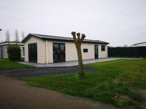 Gezellig chalet met eigen parkeerplaats, Park in aanbouw, geen Wi Fi